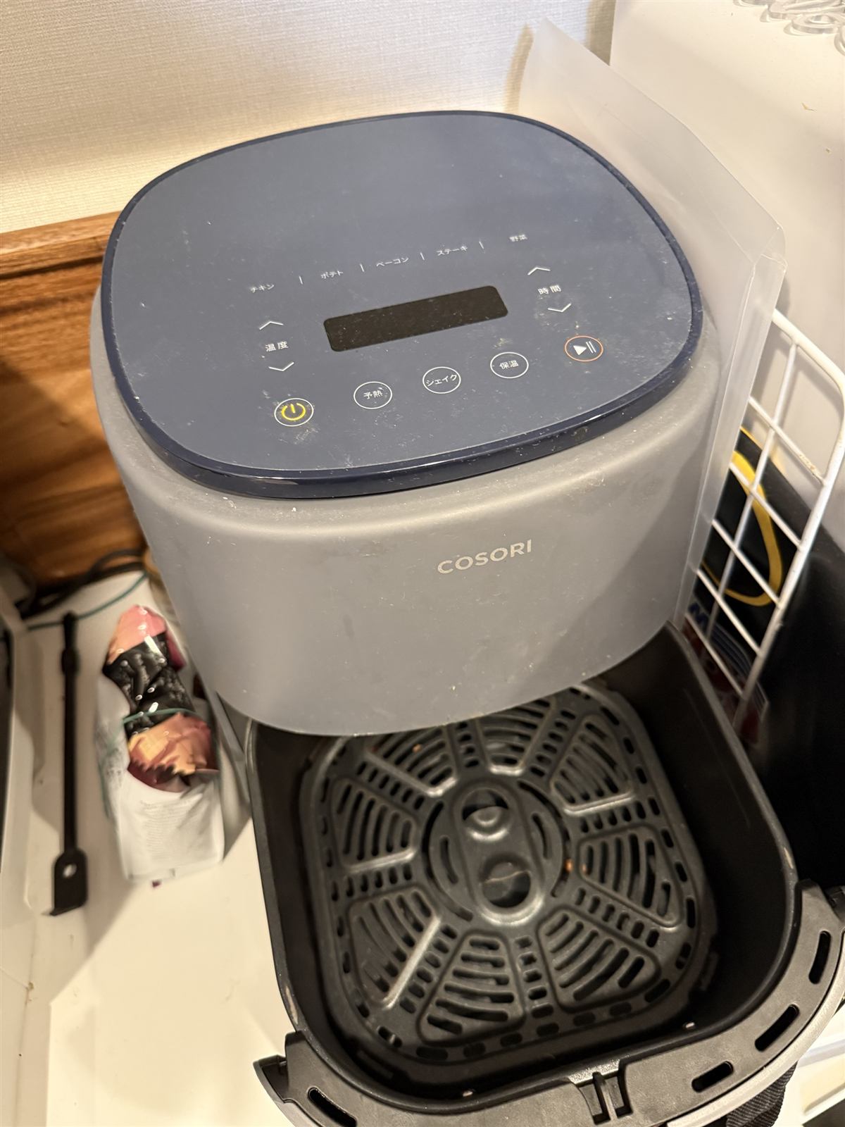 我が家のCOSORI ノンフライヤー 3.8L。バスケットを引き出したところ