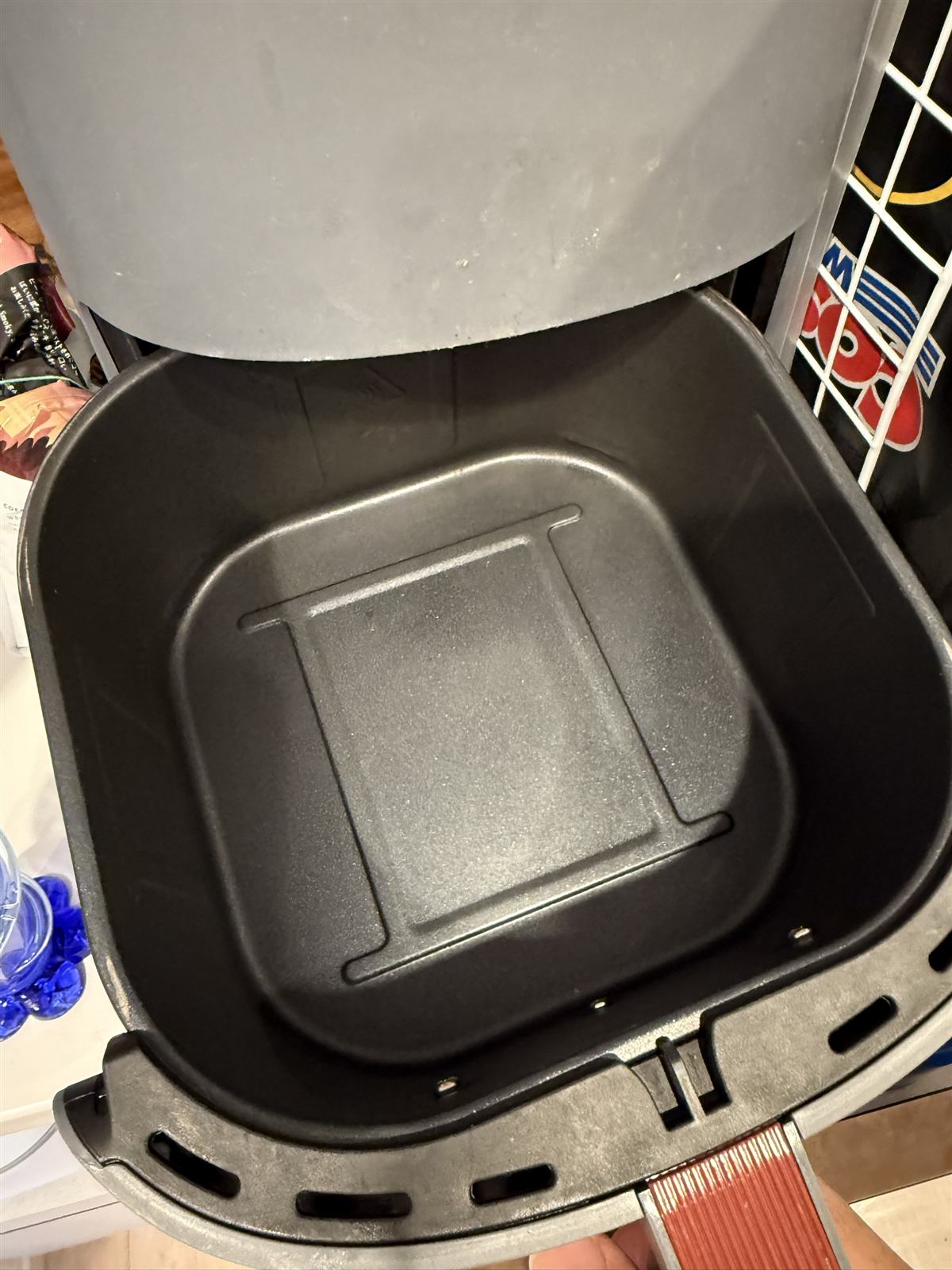 穴あきプレートを外したCOSORI ノンフライヤー 3.8Lのバスケット。底はほぼ平ら